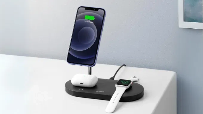 iPhone 13 cũ được sạc bằng MagSafe, đặt trên bàn làm việc hiện đại.